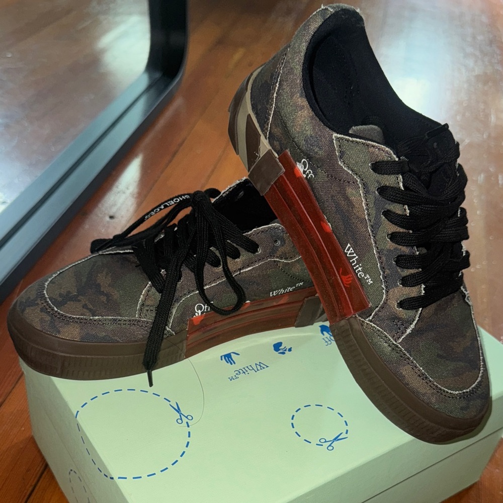 Off-White Camouflage Sneakers with Black Accents - Picture 6 of 10